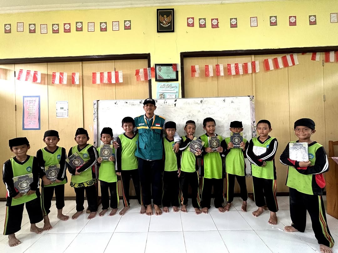 Senyum Cerah Siswa Sambaliung, Mushaf Al-Qur'an Baru Jadi Sahabat Belajar