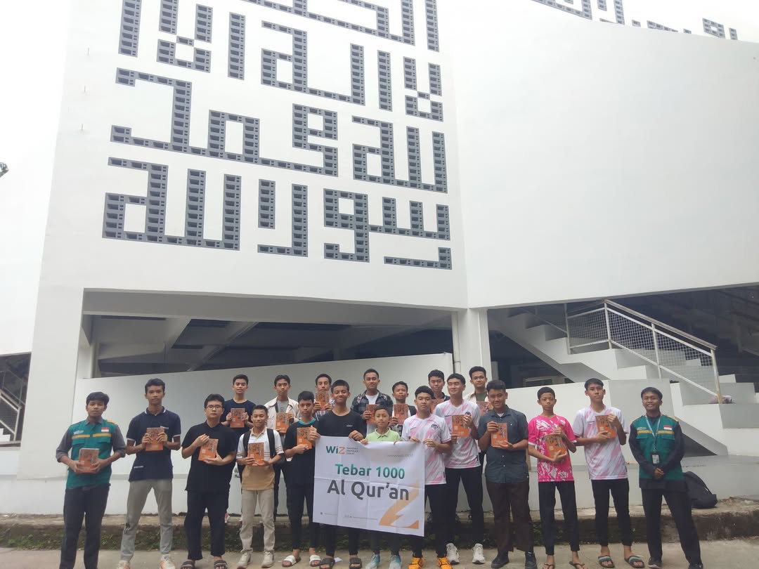 WIZ Distribusikan Ratusan Mushaf Al-Qur'an, Dukung Generasi Qur'ani di Bone