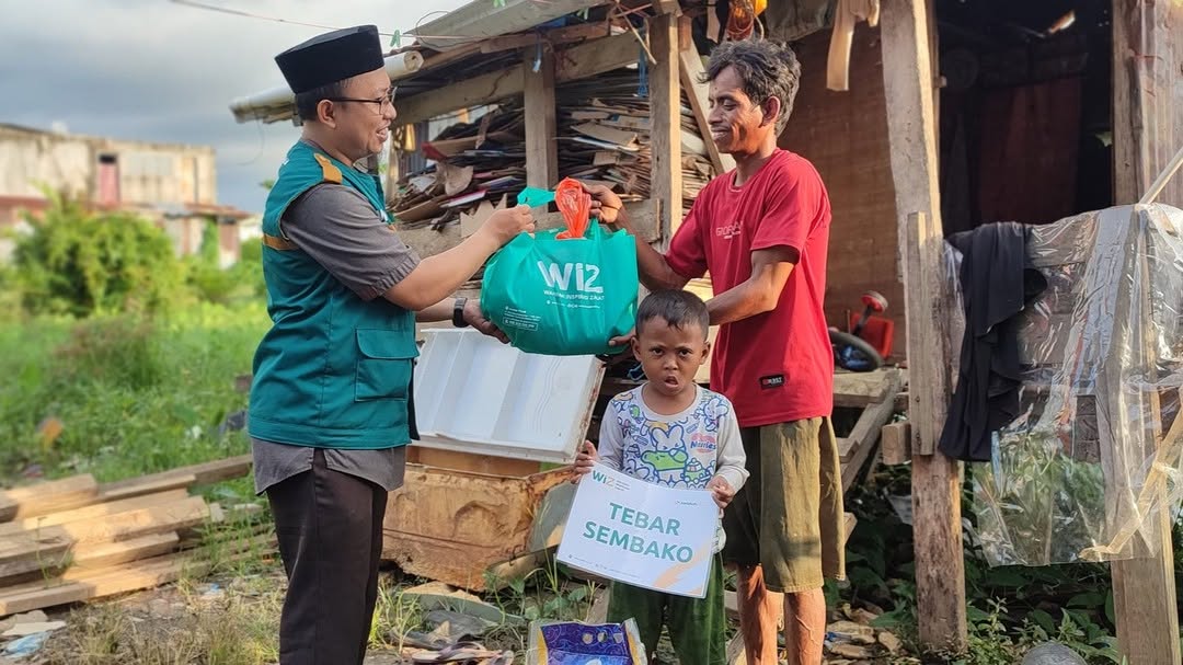 WIZ Kolaka Sebar Kebahagiaan, Beri Paket Sembako dan Makanan untuk Lansia dan Anak Yatim