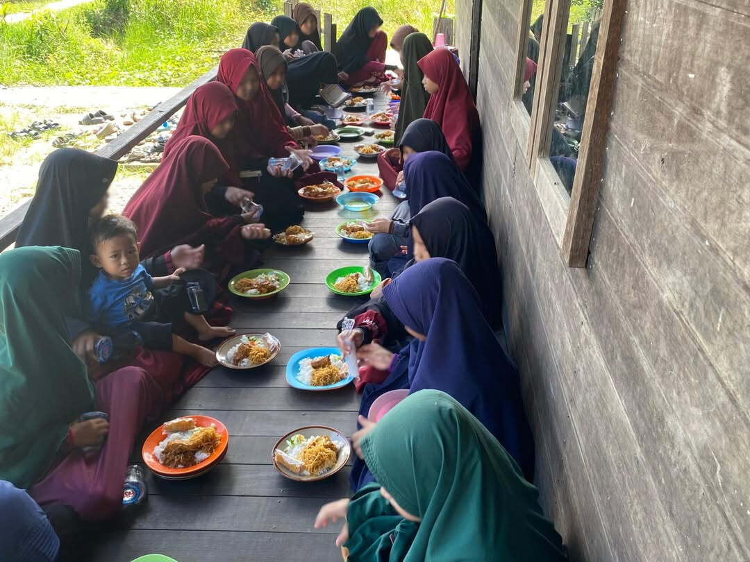 WIZ Kukar dan GSR Sebarkan Kebahagiaan Berkah Jumat di Pondok Santri