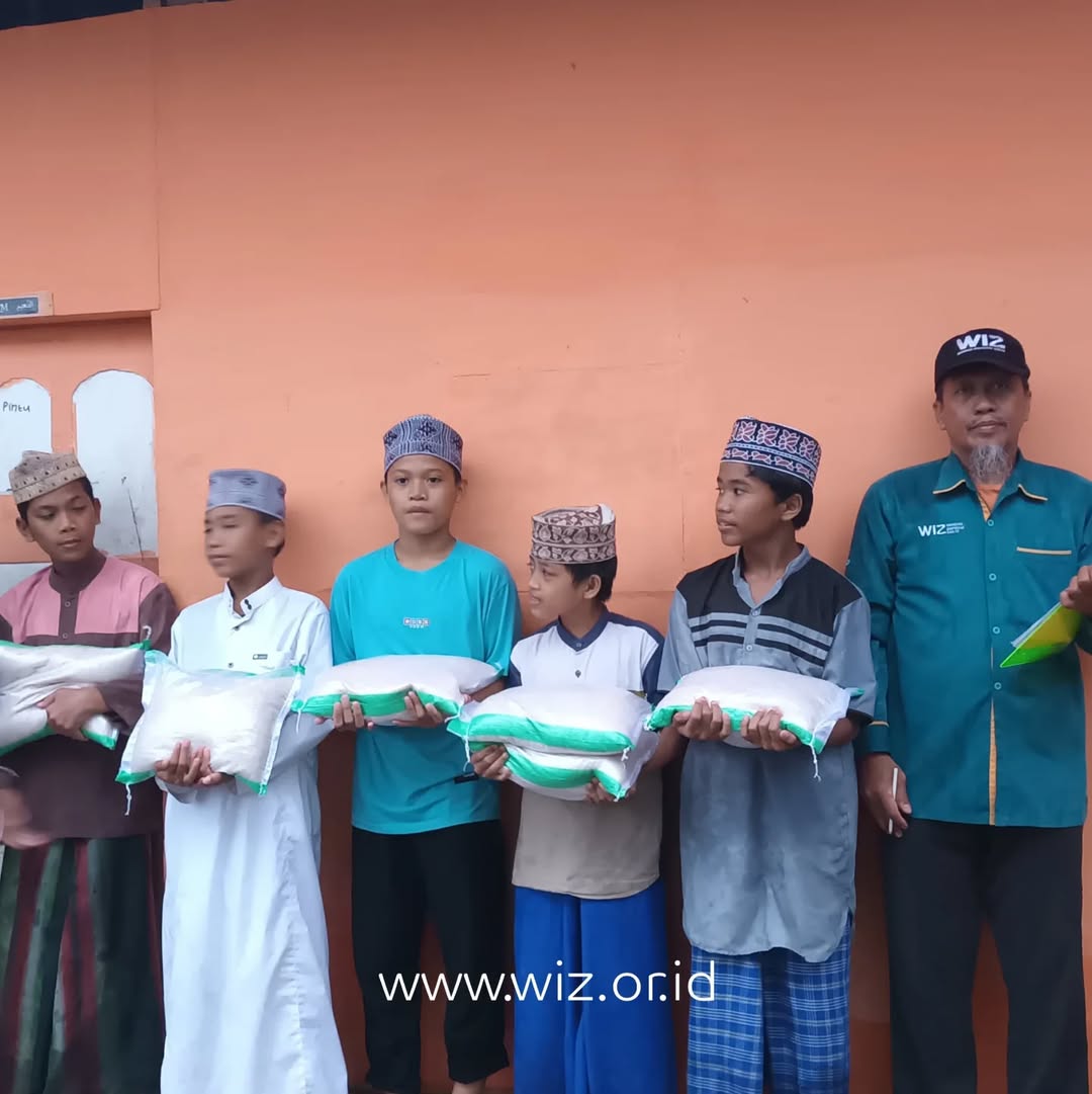 WIZ Palopo Bantu Ringankan Beban Operasional Ponpes dengan Beras untuk Santri