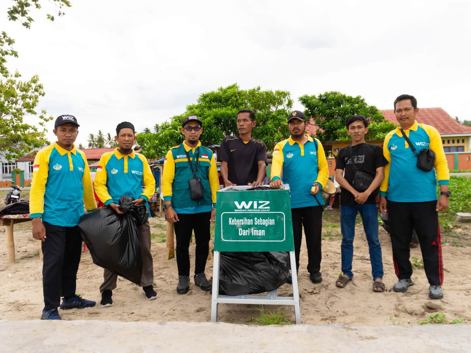 WIZ Parigi Moutong Tingkatkan Kesadaran Lingkungan, Pasang Tempat Sampah di Pantai Bambalemo