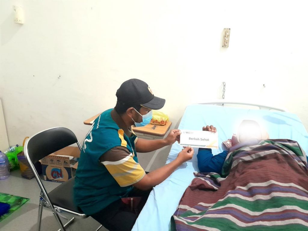 WIZ Salurkan Bantuan Biaya Rumah Sakit untuk IRT Mualaf Tulang Punggung Keluarga