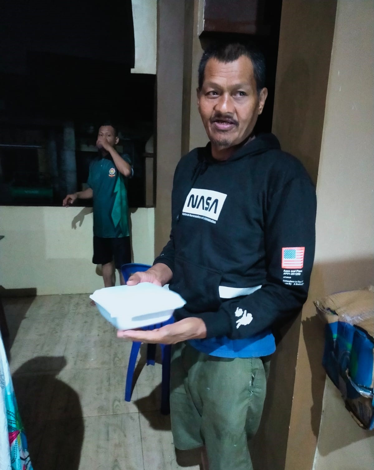 Wahdah Peduli dan Wahdah Inspirasi Zakat Kirimkan Bantuan Makanan ke Pengungsi Blok 10 Makassar