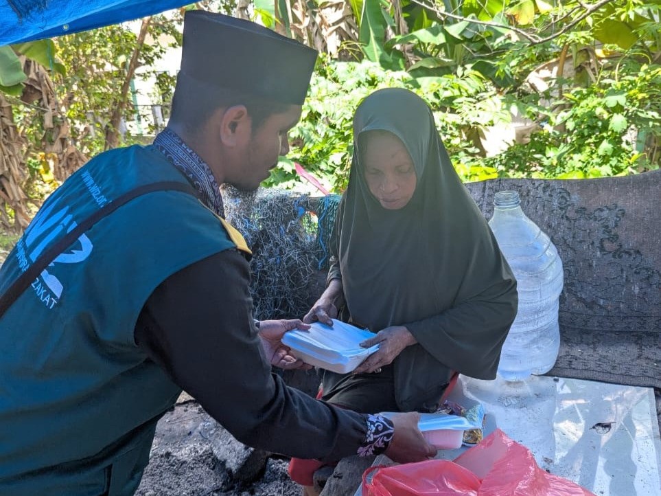 Paket Makanan Siap Saji yang Membawa Senyum di Desa Koroe Onowa