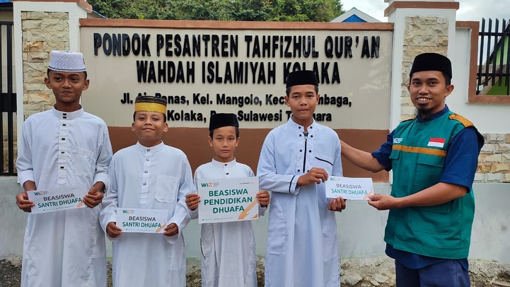 WIZ Salurkan Beasiswa untuk Santri Dhuafa Berprestasi di Kolaka