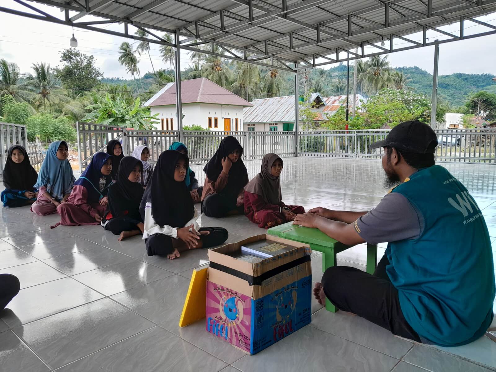 WIZ Salurkan Mushaf Al-Qur'an untuk TPQ Daarut Tahfidz di Sidoan Barat
