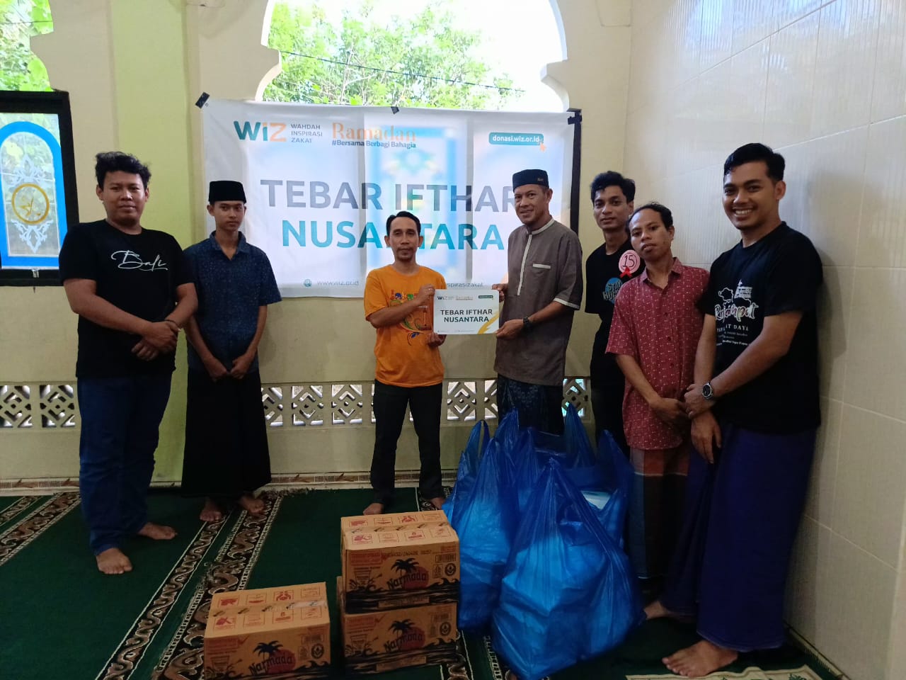 Wahdah Inspirasi Zakat Salurkan 50 Paket Iftar di Mataram
