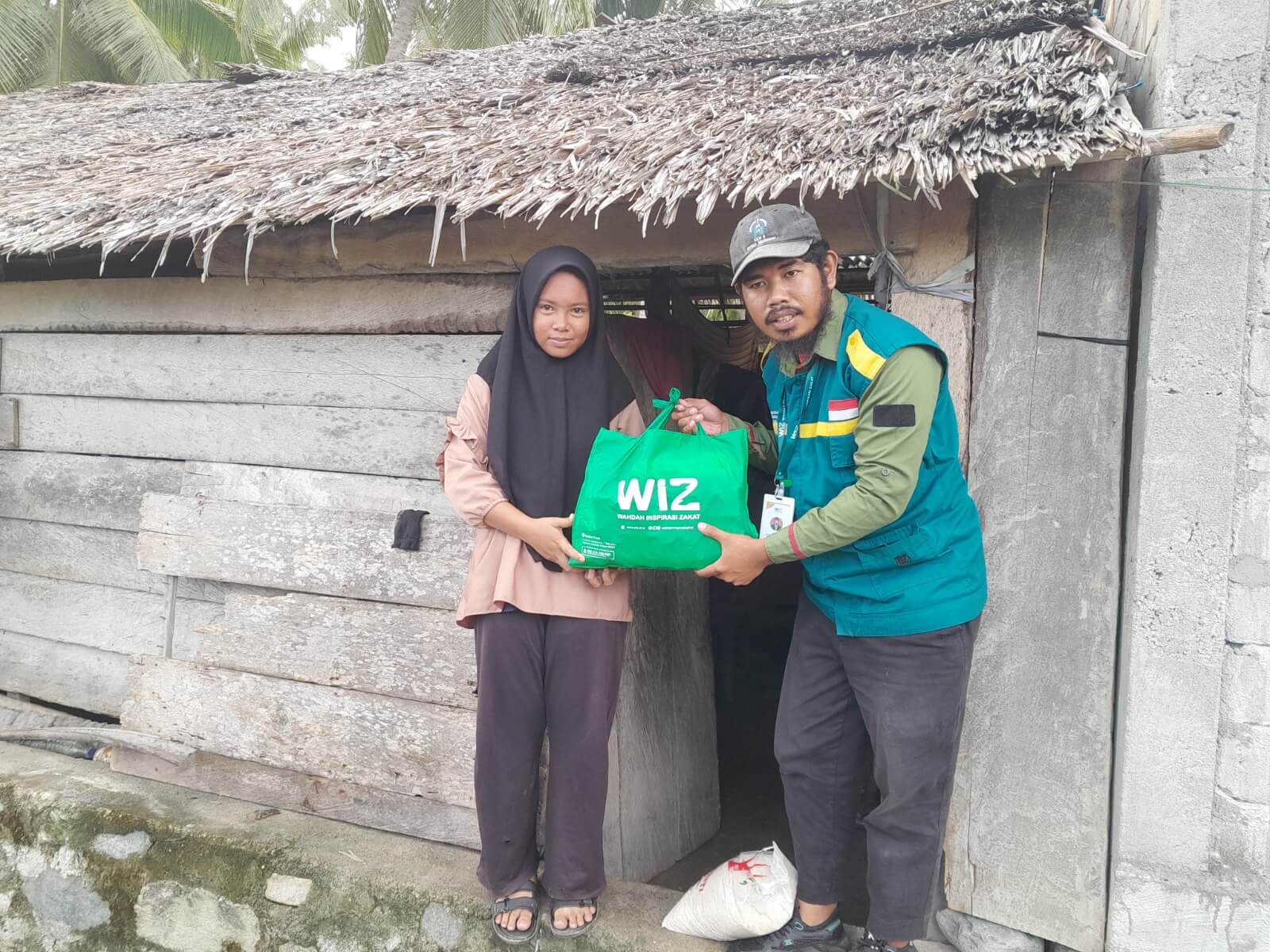 WIZ Parigi Salurkan Bantuan untuk Numita, Siswi Yatim Dhuafa di Mepanga