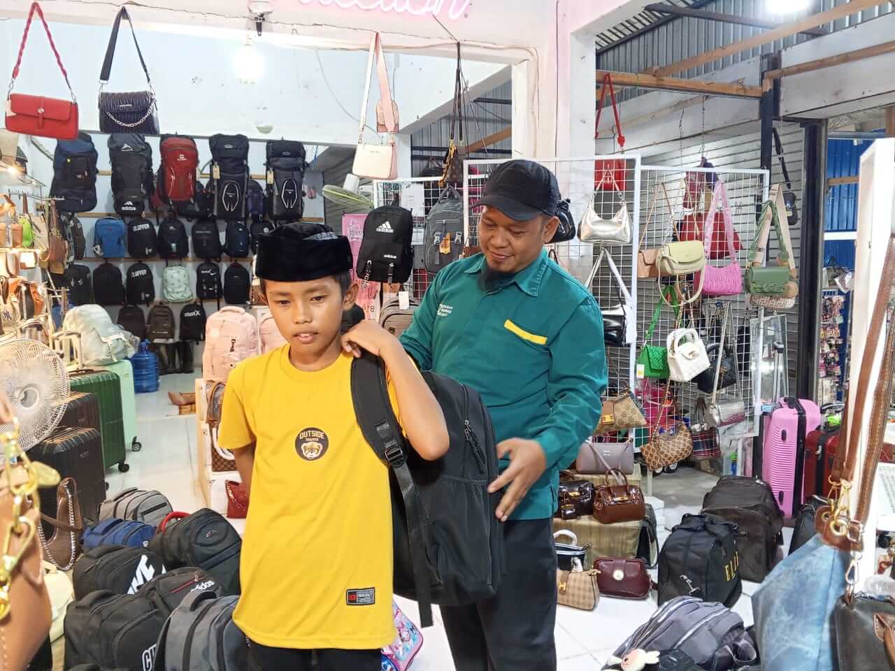 WIZ Poso Ulurkan Bantuan Alat Sekolah untuk Nurdin, Bocah Yatim Pejuang Keluarga