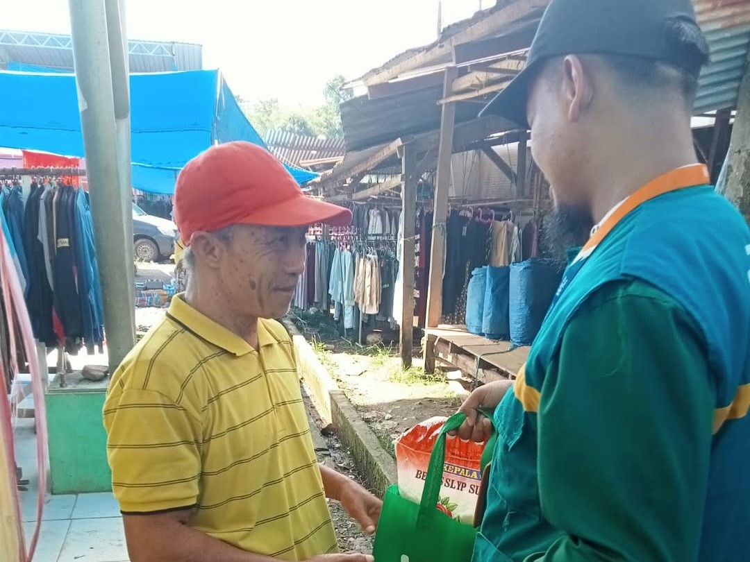 Pejuang Tangguh di Usia Senja, Kuli Angkat Barang Pasar Lambudoni Terima Bantuan Sembako dari WIZ Sultra