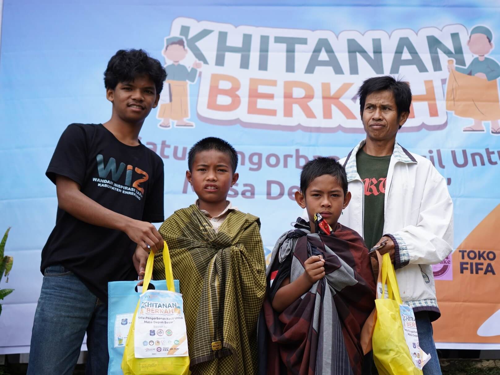 Derai Tangis, Senyum Bahagia: Khitanan Berkah di Baroko 