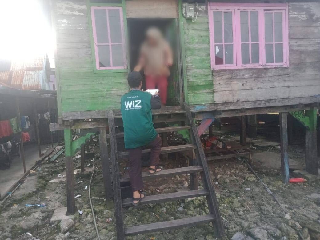 WIZ Gerai Wakatobi Salurkan 59 Paket Fidyah untuk Dhuafa di Desa Mola Nelayan Bakti