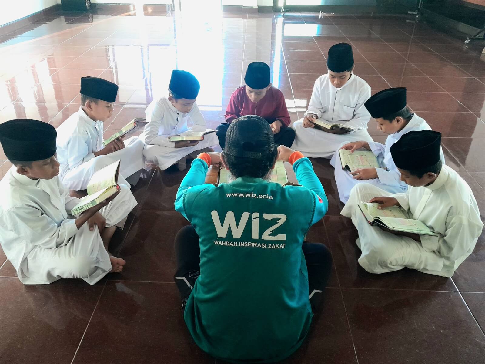 WIZ Parigi Salurkan Beasiswa Santri Tahfidz di Ma’had Al-Mubarok