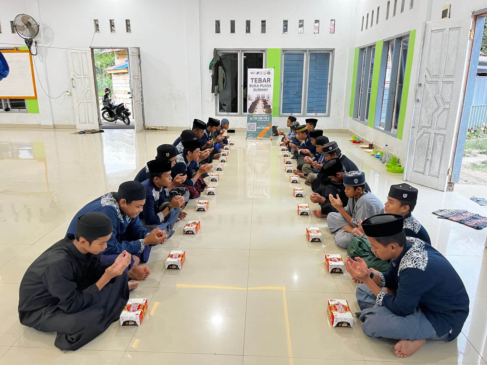 WIZ Salurkan Buka Puasa Sunnah untuk Santri Tahfiz di Kolaka Timur