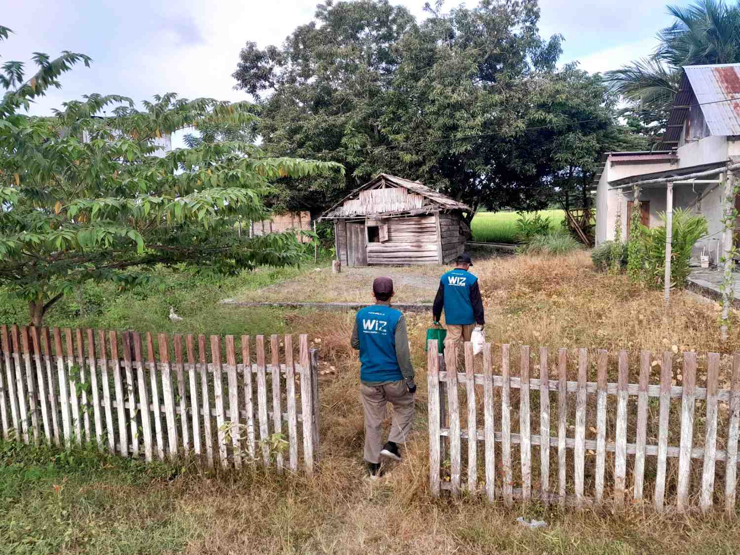 WIZ Parigi Salurkan Bantuan untuk Aeman, Warga Sienjo yang Hidup di Gubuk Sederhana