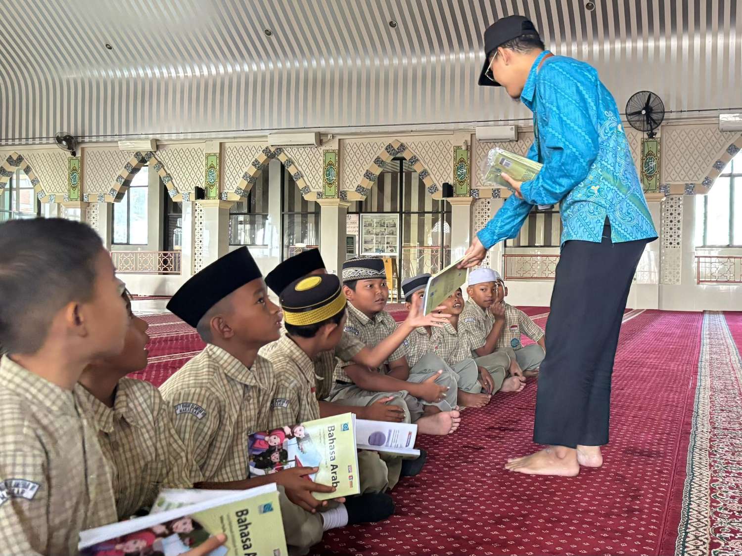 WIZ Salurkan Buku Bahasa Arab dan Hadiah Lomba ke Murid SD Qur’an Inspirasi