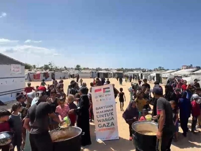 Warga Gaza di Mawasi Khan Yunis Dapatkan Sup Makaroni dari Indonesia