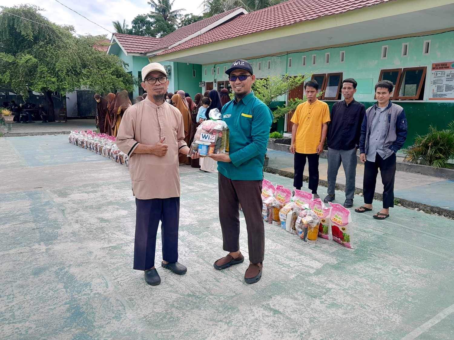 Hari Pahlawan, WIZ Parigi Berbagi 60 Paket Sembako untuk Guru Pengajar Al-Qur’an