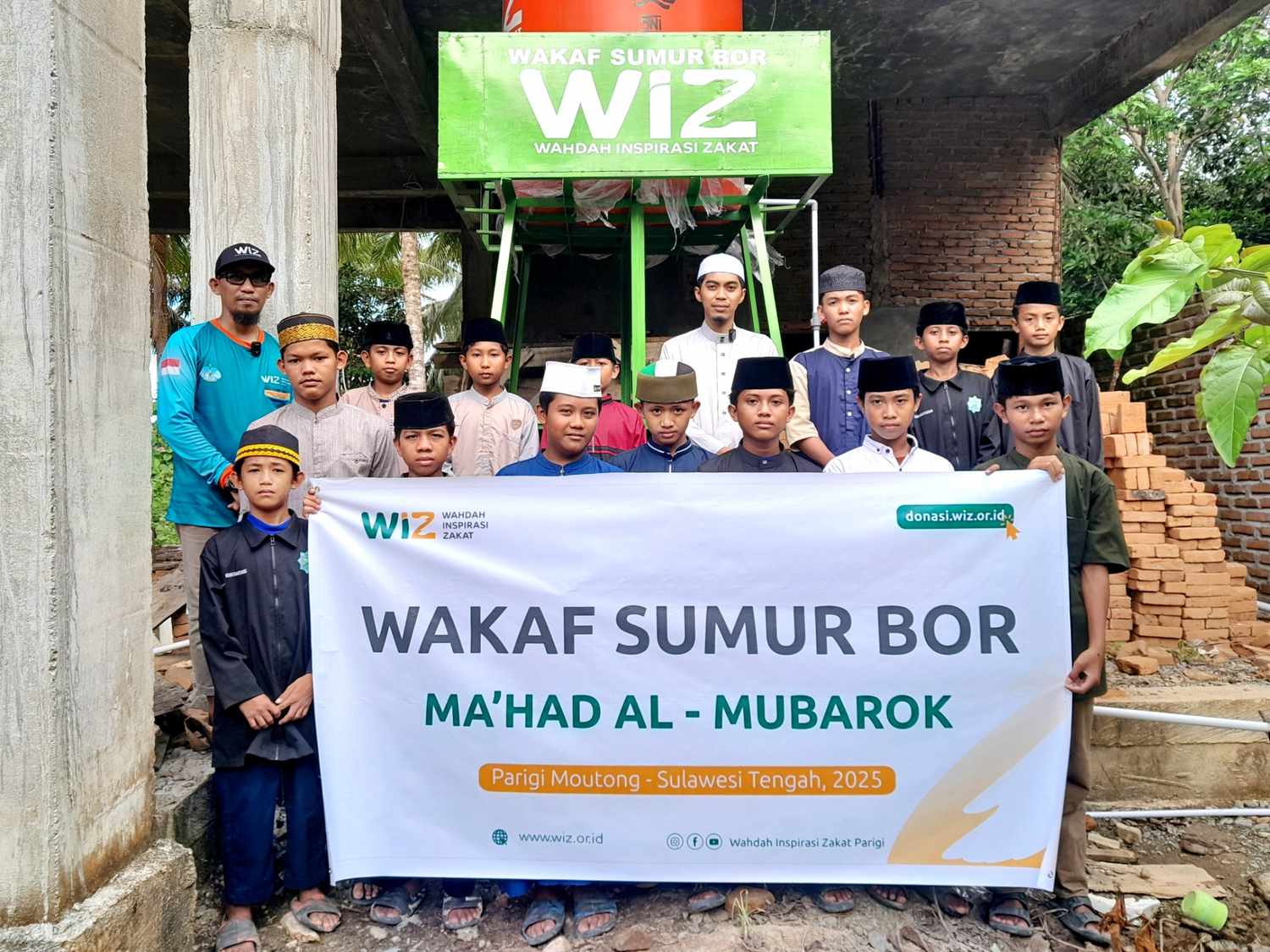 WIZ Parigi Serahkan Bantuan Wakaf Sumur Bor untuk Ma’had Al-Mubarok di Desa Tomoli