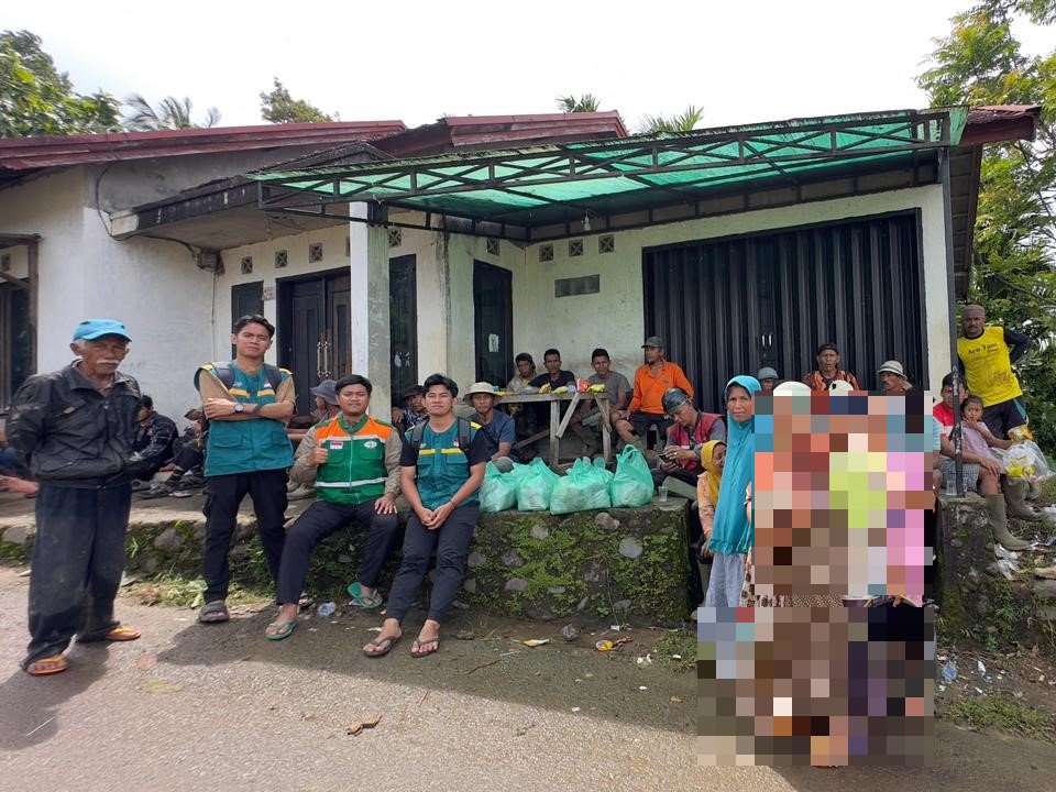 Pengungsi Minim Bantuan di Tigo Koto Silungkang Terima 300 Paket Makanan Siap Saji
