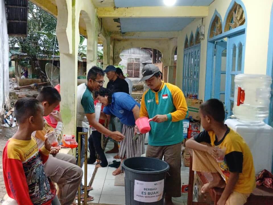 Posko Wahdah Inspirasi Zakat & Wahdah Peduli Gelar Kegiatan Berbagi Es Buah untuk Anak-Anak Penyintas Banjir di Tapsel