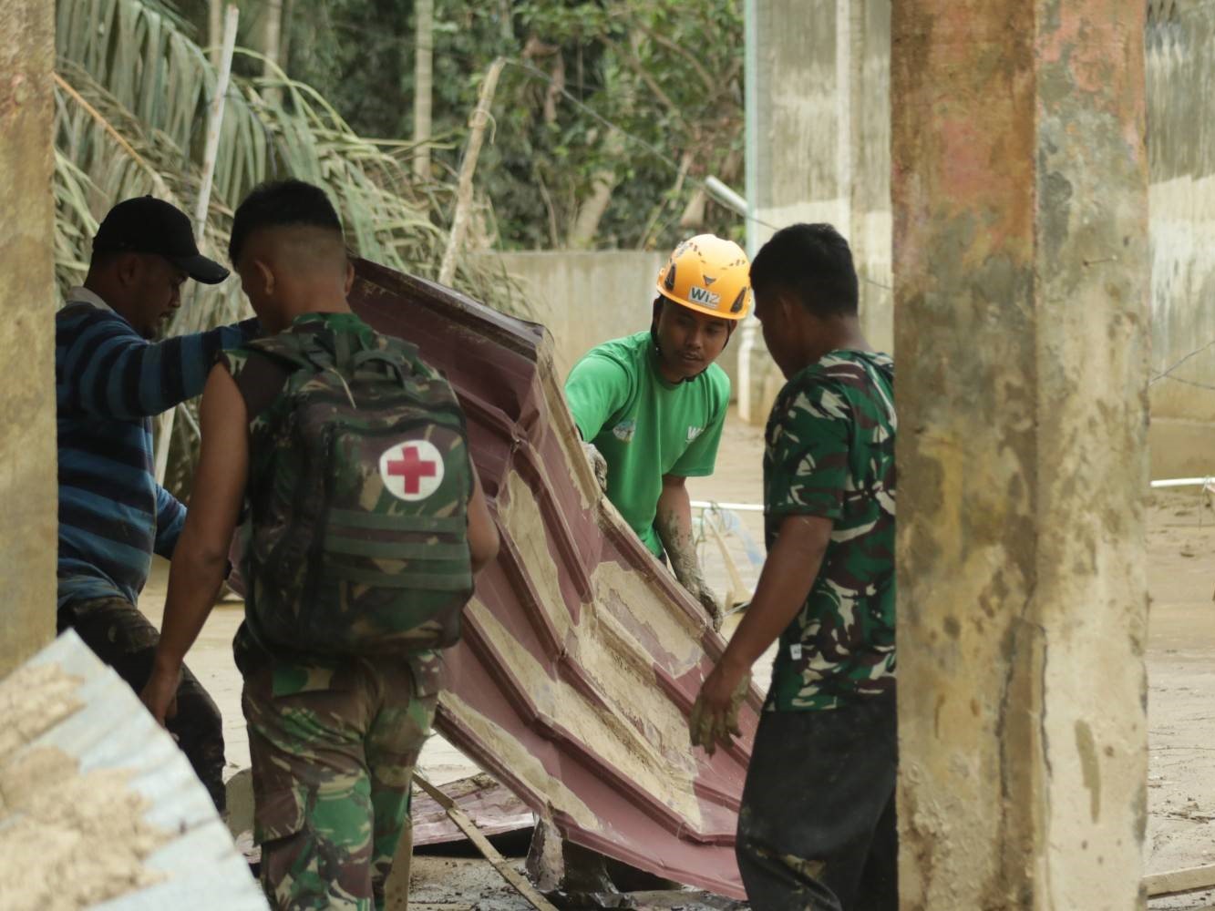 Relawan WIZ Bersama TNI dan Warga Gotong Royong Pulihkan Sarana Pendidikan Pascabencana di Dusun Salam