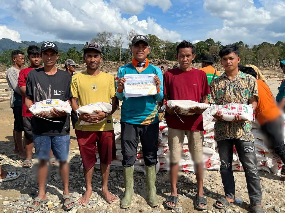 Tempuh 2,5 Jam Naik Perahu, Relawan WIZ Terobos Medan Sulit Salurkan Sembako ke Warga Desa Melidi