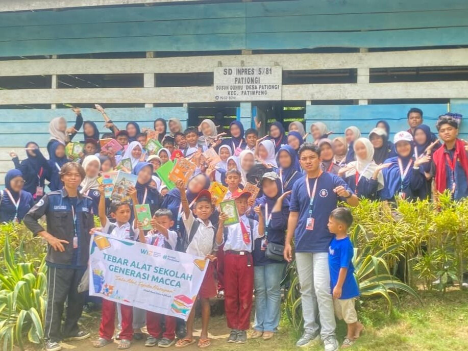 WIZ Berkolaborasi dengan HMJ PGSD Bone dalam Kegiatan Tebar Alat Sekolah di Pelosok Desa
