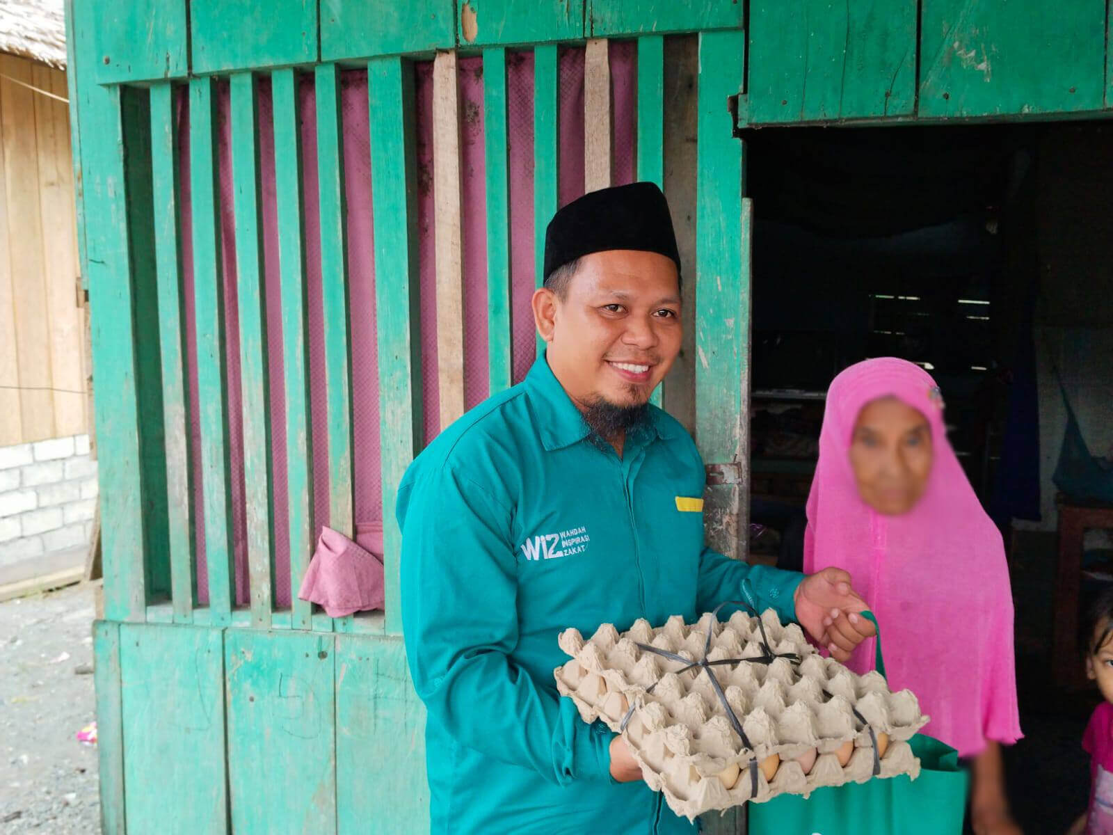 WIZ Poso Beri Bantuan Modal dan Sembako untuk Lansia Penjual Bensin di Tambarana