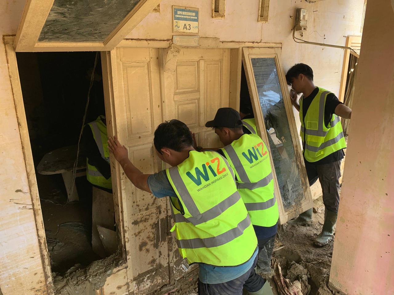 Pascabanjir Aceh Tamiang, WIZ dan Wahdah Peduli Fokus Pembersihan Rumah dan Air Bersih