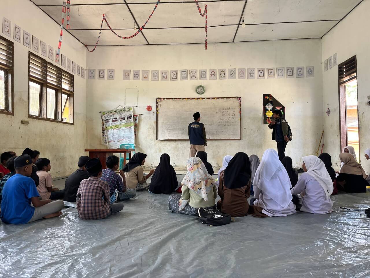 Pulihkan Senyum Pasca-Banjir, Mahasiswa KKN IAI STIBA dan Wahdah Peduli Gelar Trauma Healing di MIN 15 Aceh Timur
