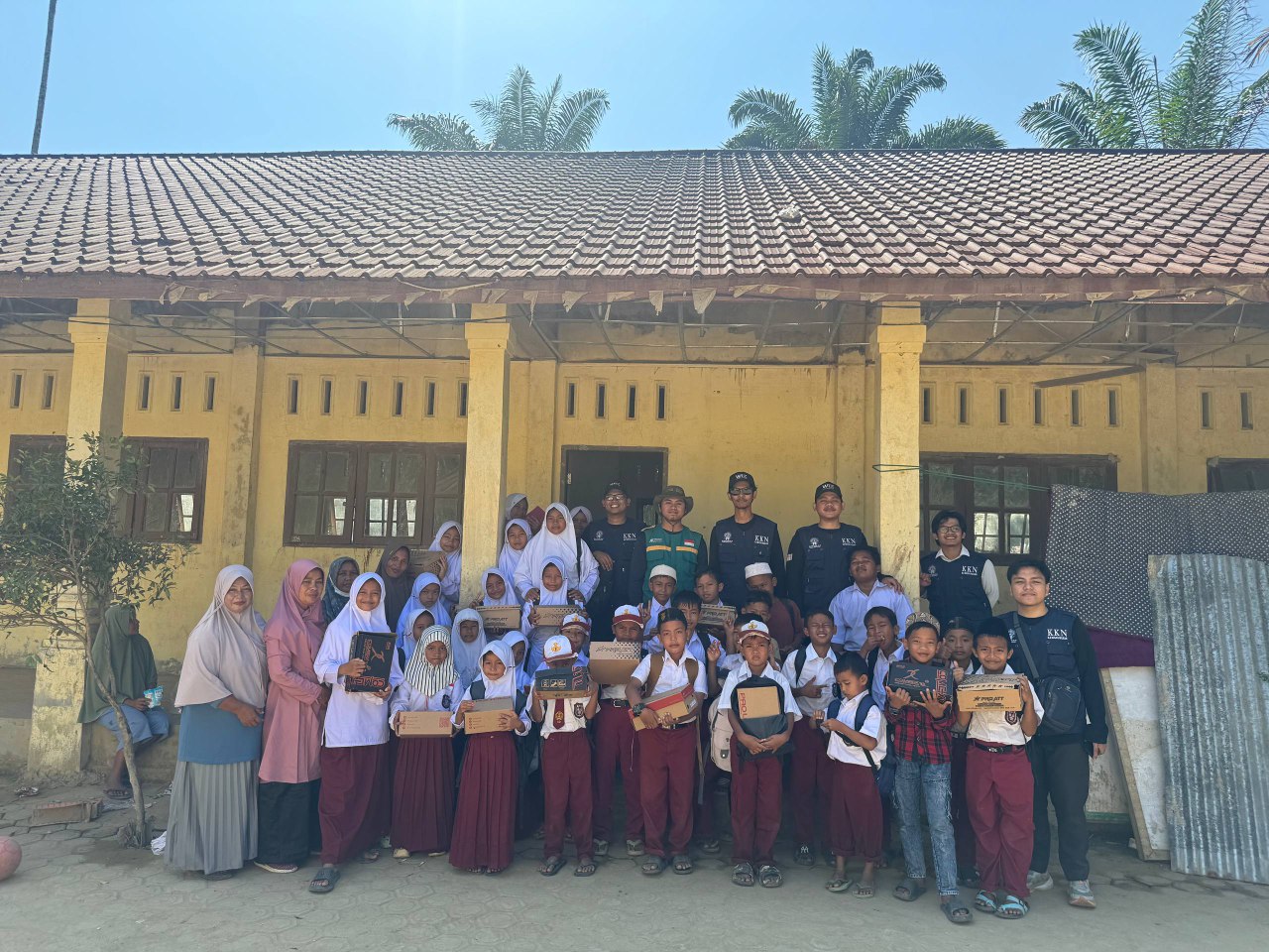 Senyum Kembali Mekar, 39 Siswa SDN Pematang Durian Terima Bantuan Sepatu Baru Pasca Bencana