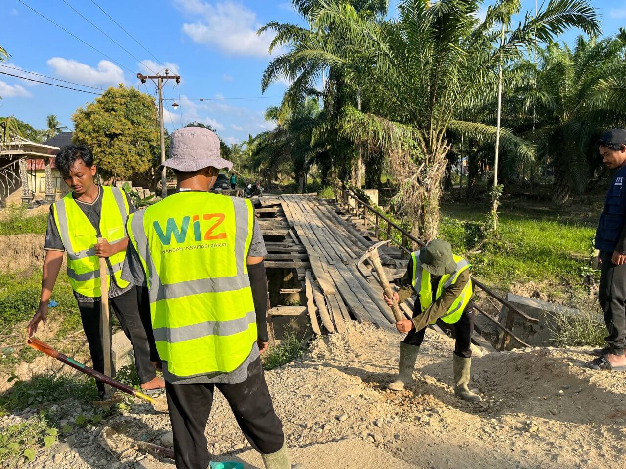 Sinergi Mahasiswa KKN dan Wahdah Peduli Pulihkan Akses Jalan Desa Bukit Bata