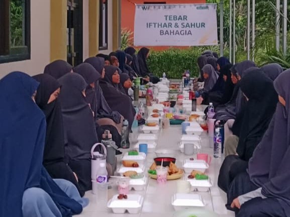 209 Paket Iftar Hangatkan Berbuka Santri Tahfidz di Wajo