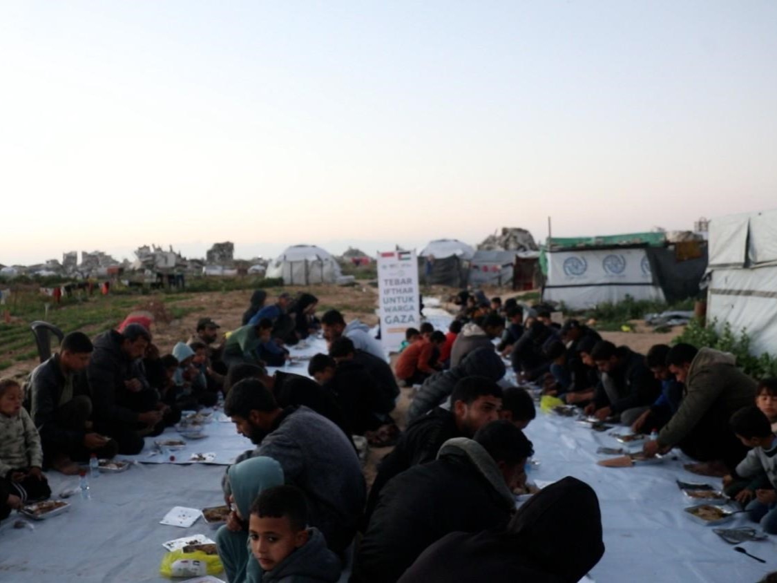 Alhamdulillah, Ratusan Warga Gaza Selatan Nikmati Santap Iftar dari Donatur Indonesia