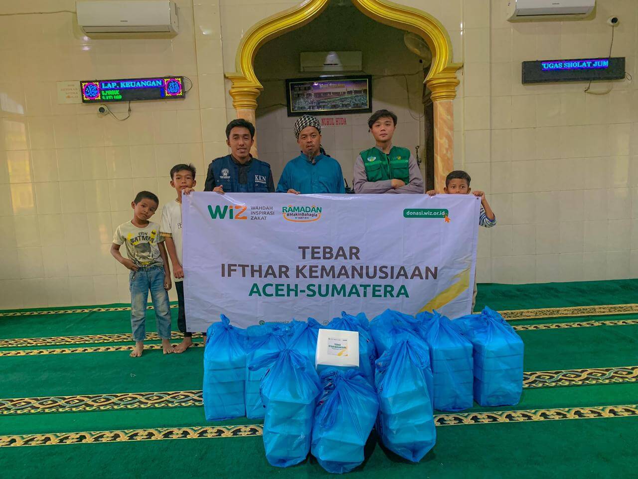 Mahasiswa KKN IAI STIBA Makassar dan WIZ Salurkan 300 Paket Iftar untuk Korban Banjir Aceh Tamiang