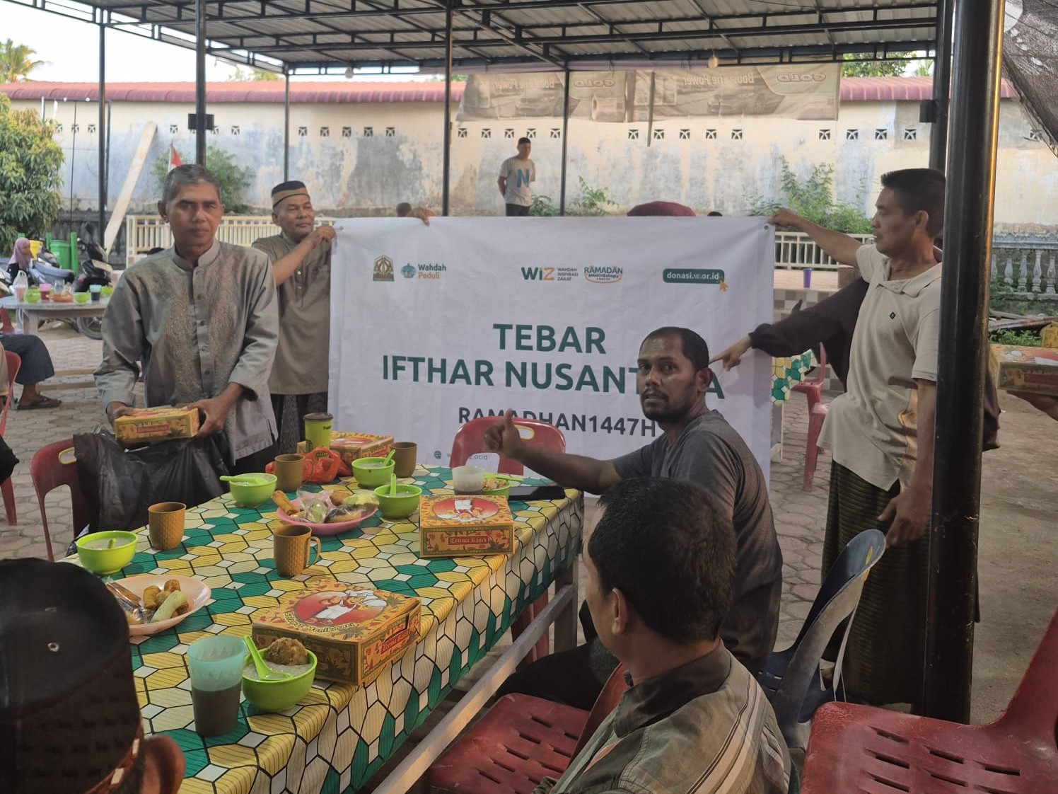 Muslimah Wahdah Pidie Jaya Bersama WIZ Dan Wahdah Peduli Salurkan 500 Paket Ifthar Untuk Korban Banjir