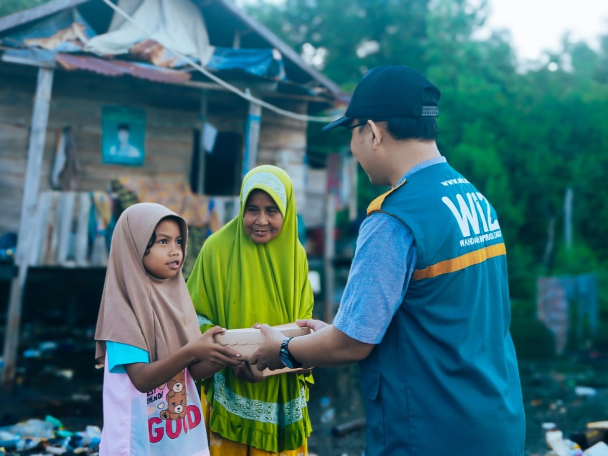 Peduli Gizi Masyarakat Pesisir, Laznas WIZ Distribusikan Puluhan Makanan Siap Santap