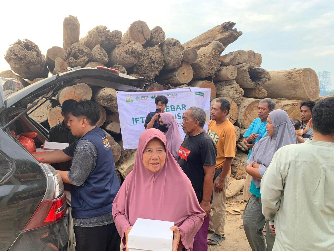 Peduli Korban Banjir, Mahasiswa KKN STIBA Makassar dan WIZ Salurkan 200 Paket Iftar di Aceh Tamiang