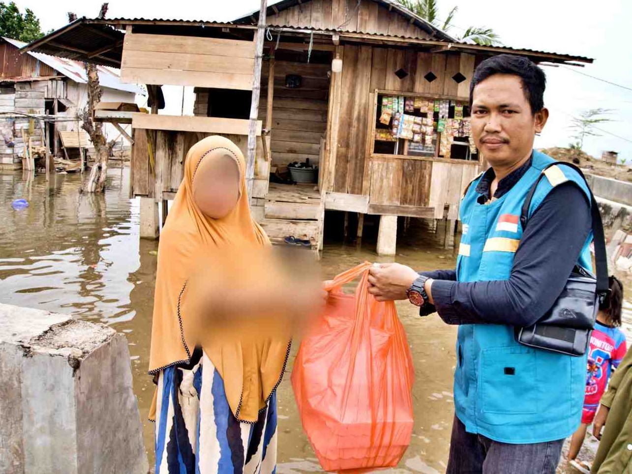 Sasar Nelayan, WIZ Parigi Salurkan 90 Paket Fidyah di Pesisir Kampal