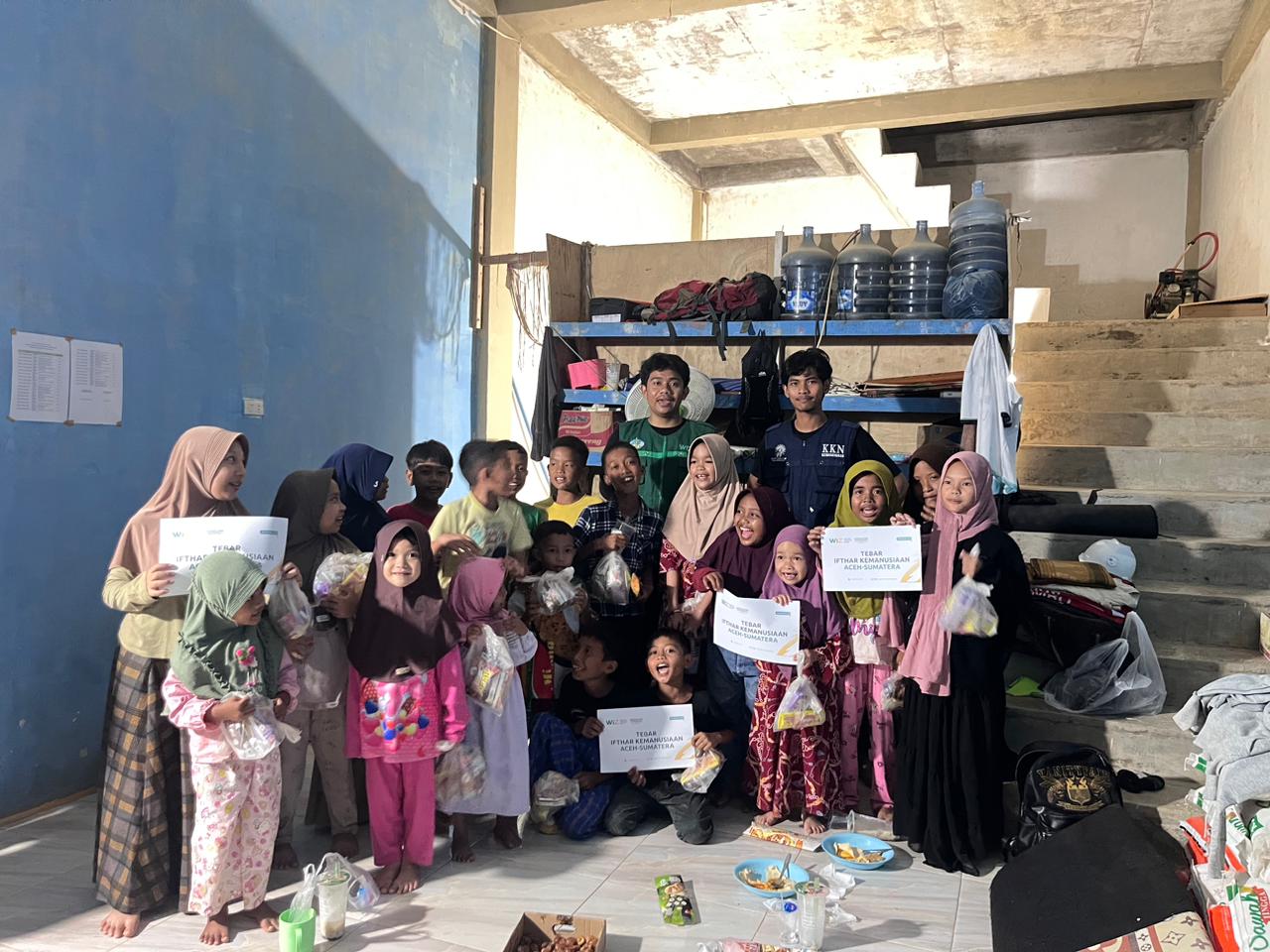 Sinergi Kemanusiaan Mahasiswa KKN STIBA Makassar dan WIZ Hadirkan Keceriaan Buka Puasa Santri TKTPQ di Aceh Tamiang