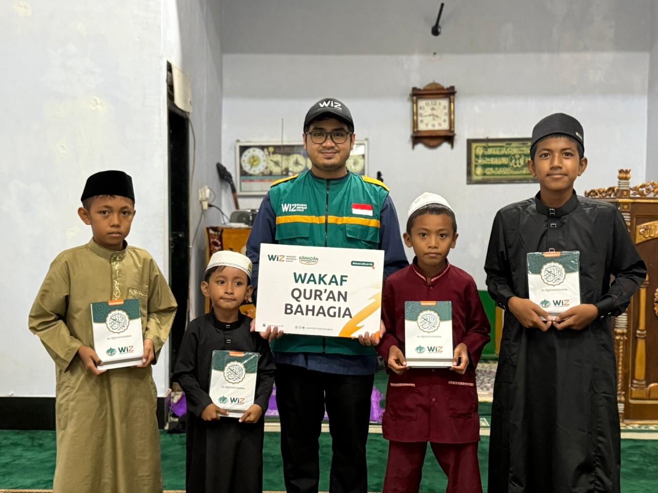WIZ dan Mahasiswa KKN STIBA Salurkan 50 Mushaf Al-Qur’an di Tamasaju