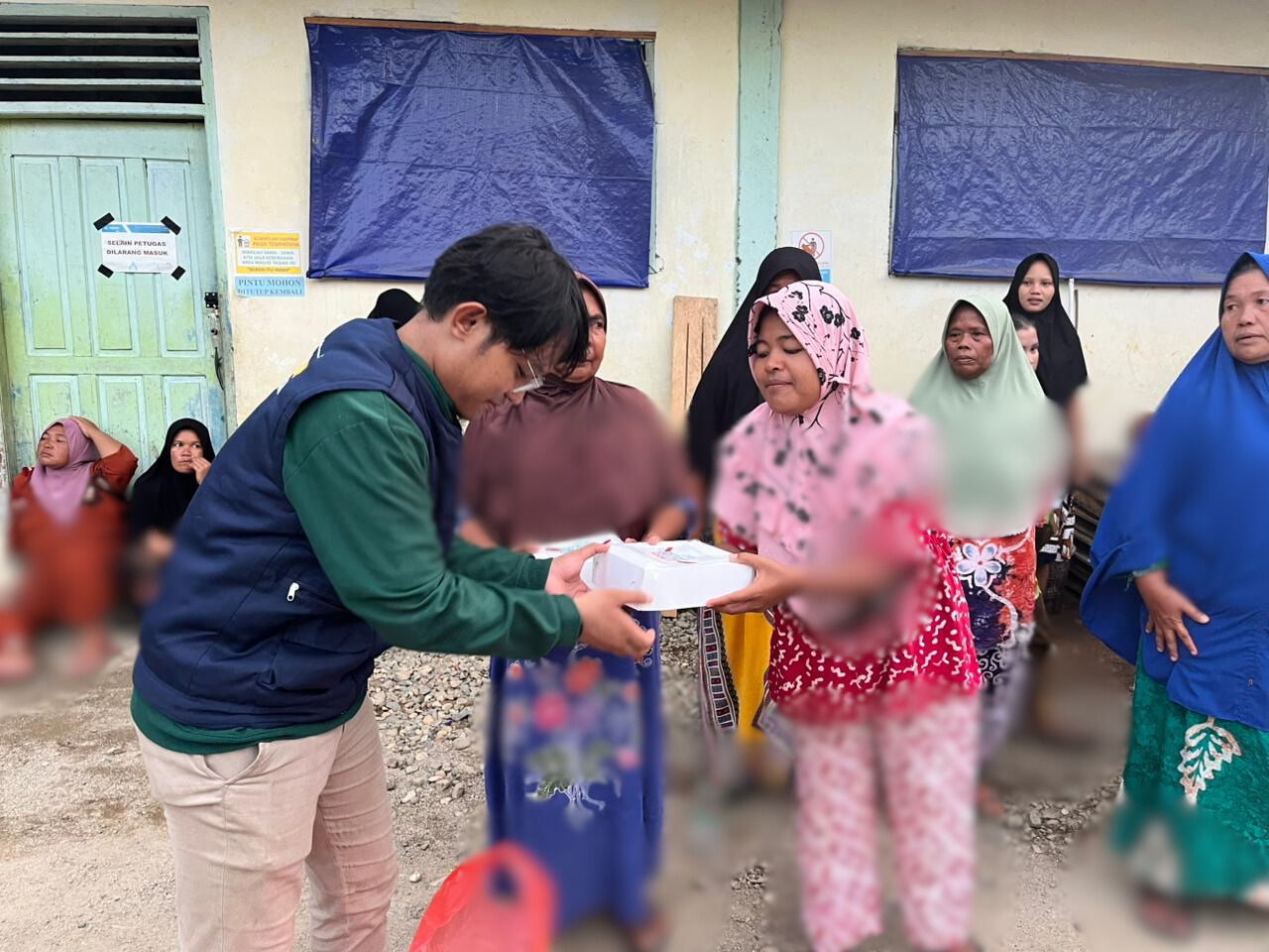 WIZ dan Muslimah Wahdah Gandeng Mahasiswa KKN STIBA Makassar Tebar 300 Paket Buka Puasa untuk Korban Banjir Tapsel