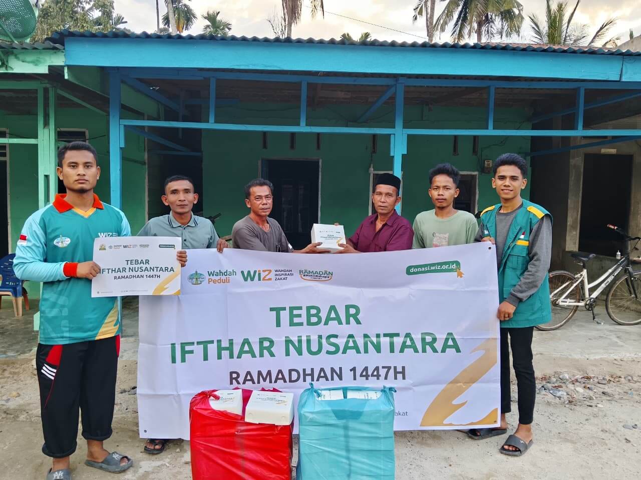 WIZ dan Wahdah Peduli Salurkan 300 Paket Buka Puasa untuk Korban Banjir Aceh Tenggara
