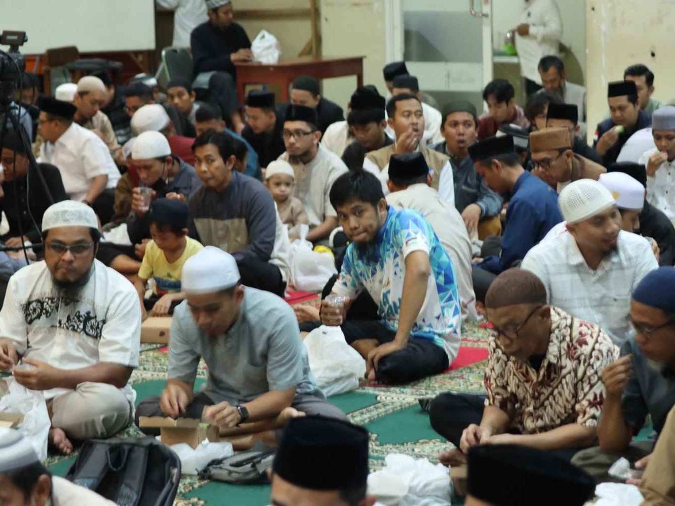 Wahdah Inspirasi Zakat Salurkan Ratusan Paket Buka Puasa dan Sembako di Makassar