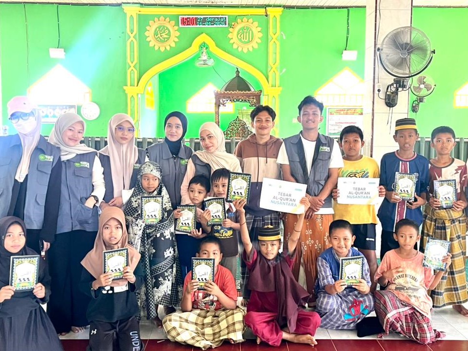 Laznas WIZ dan Mahasiswa PoltekMu Makassar Berantas Buta Aksara di Desa Pakubalaho Melalui Penyaluran Al-Qur’an