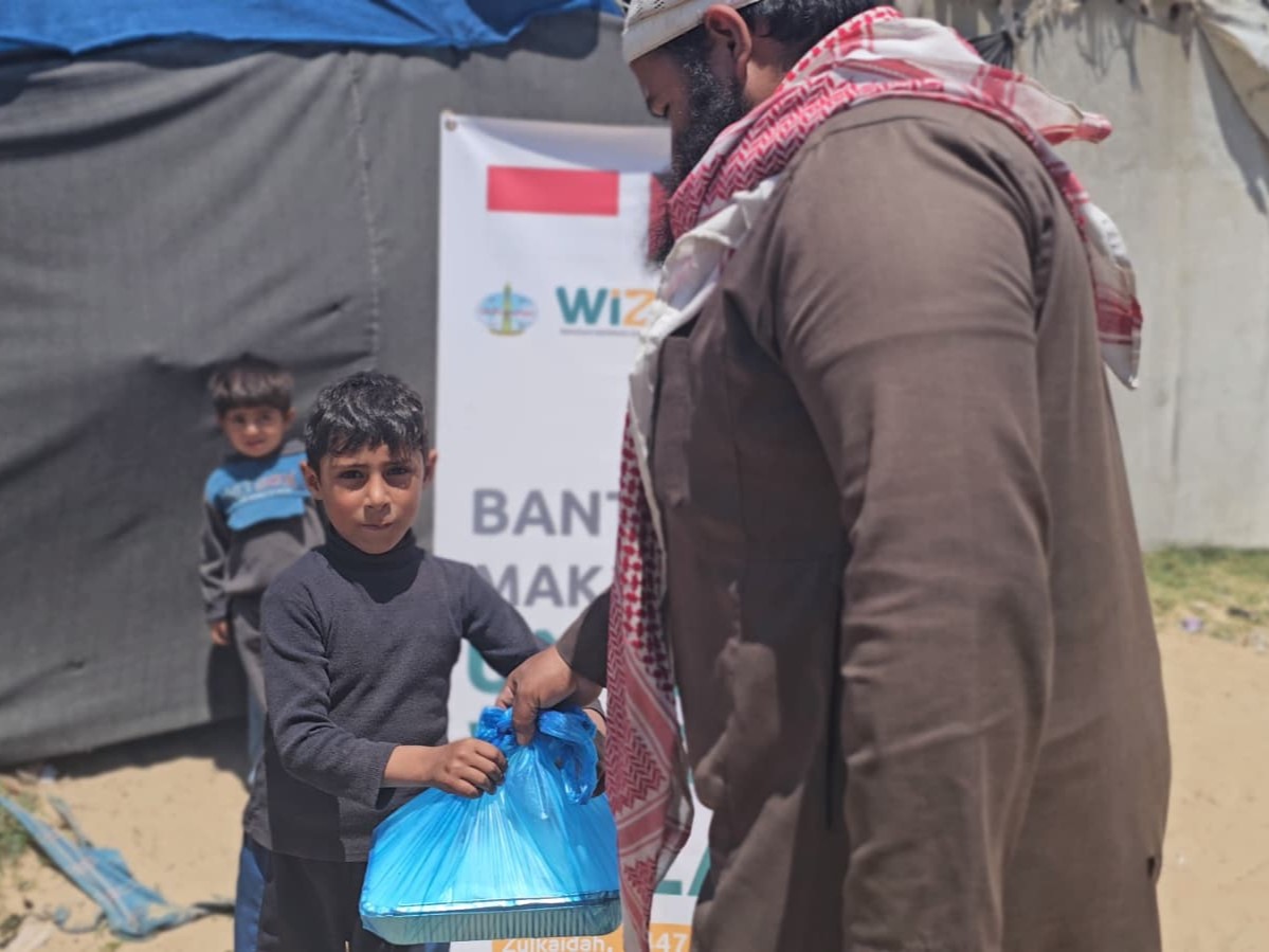Secercah Harapan di Tengah Puing Al-Mawasi, Ratusan Warga Gaza Terima Bantuan Pangan