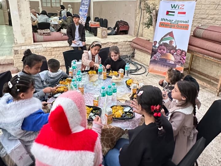 WIZ Mesir Salurkan Paket Iftar Jama’i dan Hampers Ramadan untuk 50 Warga Gaza di Pengungsian