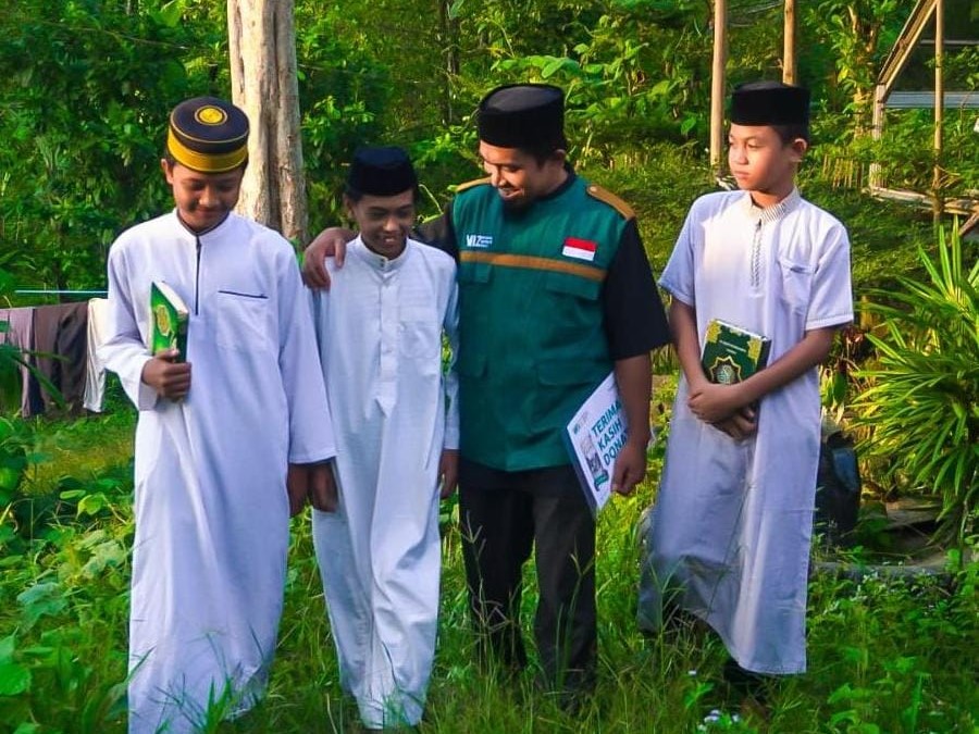 WIZ Salurkan Bantuan Pendidikan bagi Santri Dhuafa di Latambaga, Cetak Generasi Qurani